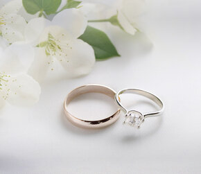 Auf welcher Seite wird der Verlobungsring getragen?